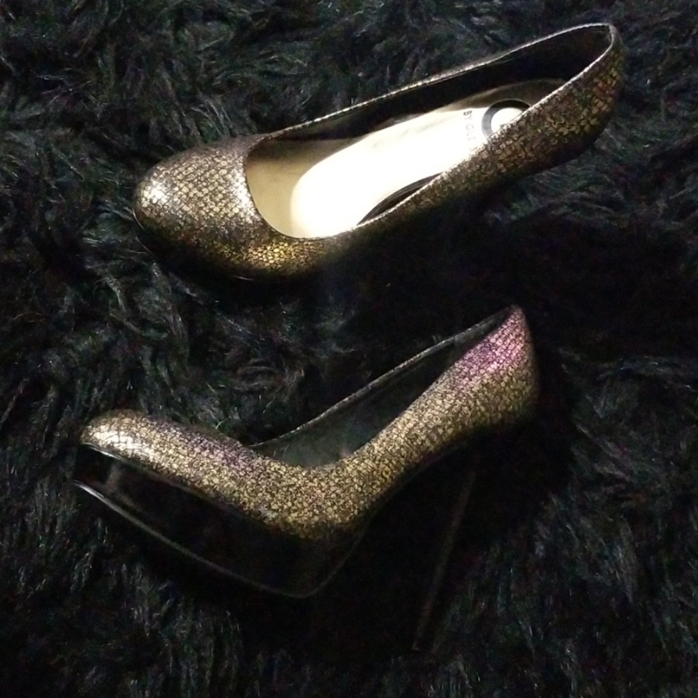 G by Guess Gold and Black platform Pumps